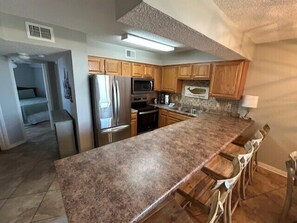 Réfrigérateur, micro-ondes, lave-vaisselle, cafetière/bouilloire