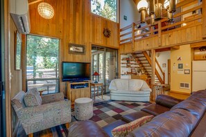 TV, DVD player, books, stereo - Dog-friendly cabin with deck, mountain views, pools, & hot tubs (Black Butte Ranch)