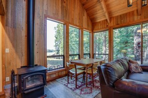 TV, DVD player, books, stereo - Dog-friendly cabin with deck, mountain views, pools, & hot tubs (Black Butte Ranch)