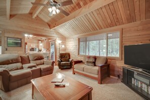 TV, fireplace, DVD player, ping pong - Woodsy Cabin with Private Hot Tub, Game Tables & 8 SHARC Passes - Dogs OK (Sunriver)