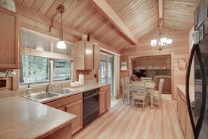 Fridge, microwave, oven, stovetop - Woodsy Cabin with Private Hot Tub, Game Tables & 8 SHARC Passes - Dogs OK (Sunriver)