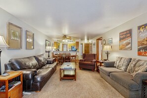 TV, lareira, DVD player, mesa de pingue-pongue