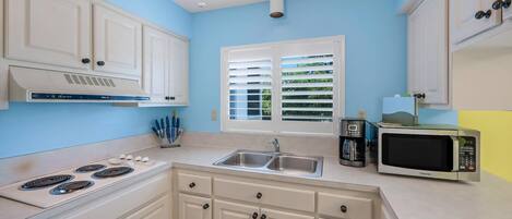 Fridge, microwave, stovetop, dishwasher