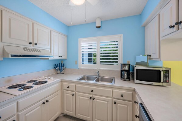 Fridge, microwave, stovetop, dishwasher