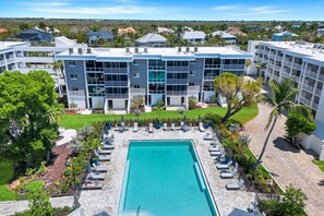 A heated pool - ISLAND BEACH CLUB 340F - Pet-friendly Sanibel Condo With Beachview (Sanibel)