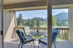 Outdoor dining - Charming Mountain Condo with Golf Course Views & Nearby Ski Access (Welches)