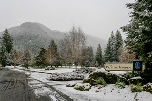 Property grounds - Charming Mountain Condo with Golf Course Views & Nearby Ski Access (Welches)