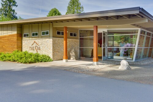 Charming Mountain Condo with Golf Course Views & Nearby Ski Access