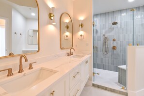 Combined shower/tub, jetted tub, hair dryer, towels