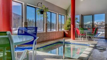 Una piscina techada, una piscina climatizada