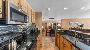 Frigorifero, microonde, forno, piano cottura