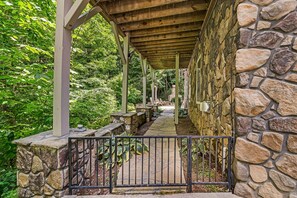 Terrace/patio - Luxury 3-Story Cabin w/ Hot Tub + Biltmore Pass | 48 Min to Asheville (Maggie Valley)