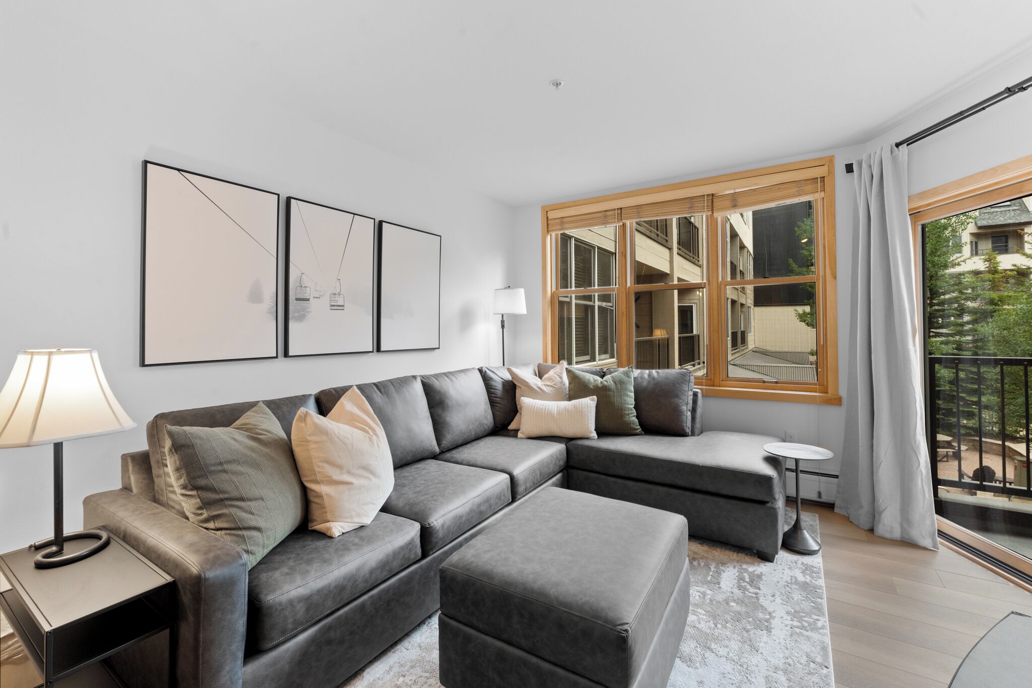 Een televisie, een open haard en een dvd-speler