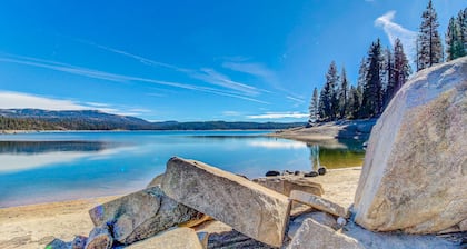 Cozy condo w / piscine partagée et bain à remous - à pied de la marina sur le lac Huntington!