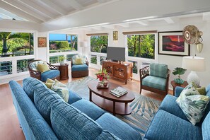 TV, DVD player - Sunset Hale, Ocean view and Steps to Hanalei Bay - Walk to restaurants (Hanalei)