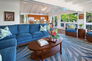 TV, DVD player - Sunset Hale, Ocean view and Steps to Hanalei Bay - Walk to restaurants (Hanalei)