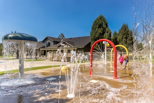 Light & bright family home w/ shared hot tub, pool & more