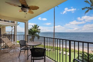 Property grounds - Island Charm: Kihei Beach #305, Beachfront Condo Offers Spectacular Ocean Views! (Kihei, Maui)