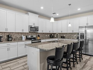 冷蔵庫、電子レンジ、オーブン、コンロ