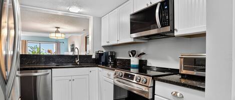 Een koelkast, een magnetron, een oven, een kookplaat