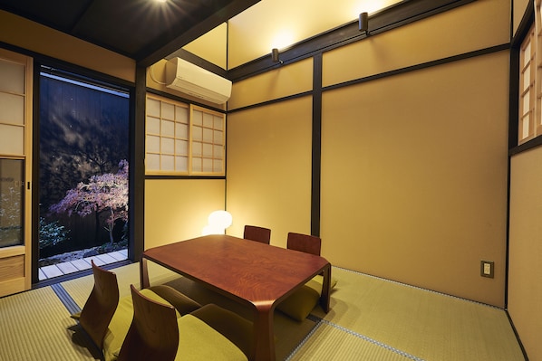 Huis (Japanese Town Style) | Woonruimte | Een flatscreentelevisie