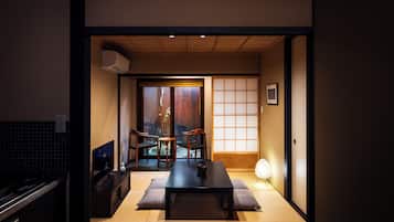 Casa (Japanese Town Style) | Área de estar | TV de tela plana