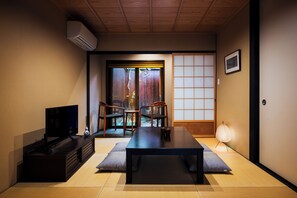 Japanese Town Style House | Living area | Flat-screen TV - Rinn Tofukuji Kamogawa (Kyoto)