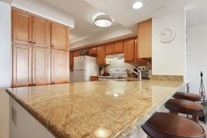 Jääkaappi, mikroaaltouuni, uuni, liesi