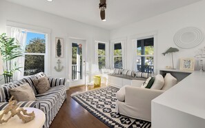 Una Smart TV, una chimenea, una oficina