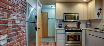 1 min walk to SHARC - Passes Included, Hot Tub, Wood Burning Fireplace