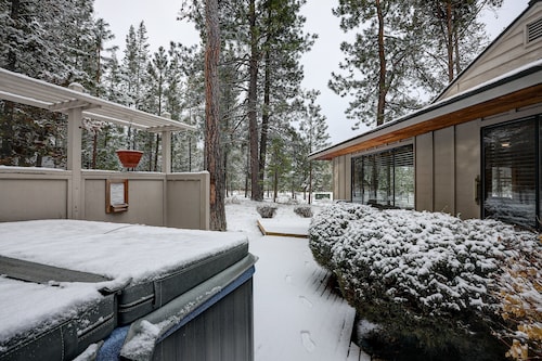 6 Otter -1 min zu Fuß zum SHARC - Pässe inklusive, Whirlpool, Kamin