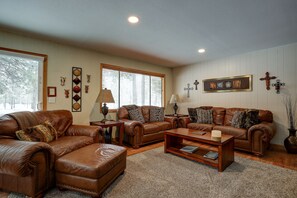 LCD TV, fireplace, DVD player, books - 6 Otter - 1 min walk to SHARC + Passes Included, Hot Tub, Wood Burning Fireplace (Sunriver)