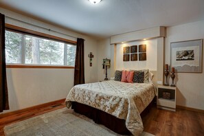 3 bedrooms, WiFi, bed sheets - 6 Otter - 1 min walk to SHARC + Passes Included, Hot Tub, Wood Burning Fireplace (Sunriver)