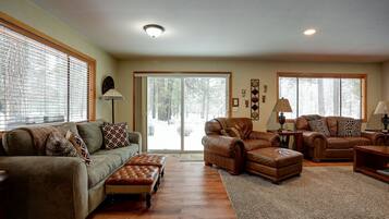 Télévision LCD, cheminée, lecteur de DVD, livres