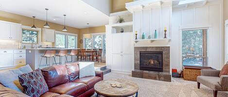 Télévision, cheminée, lecteur de DVD, chaîne hi-fi