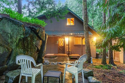 Cozy & Quiet Cabin w/ Natural beauty - Prime Locale on Southern Lopez Island
