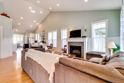 Lovely Modern Home with Private Hot Tub and WiFi Near the Bay - Dog-Friendly