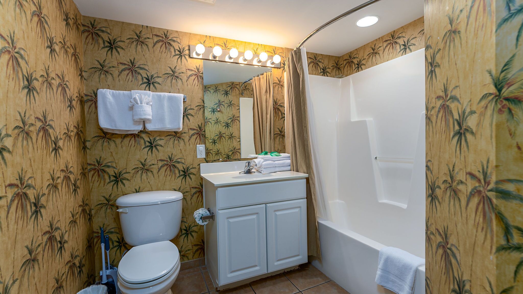 Une salle de bain avec des toilettes, un lavabo et une douche.