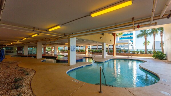 Innenpool, Außenpool