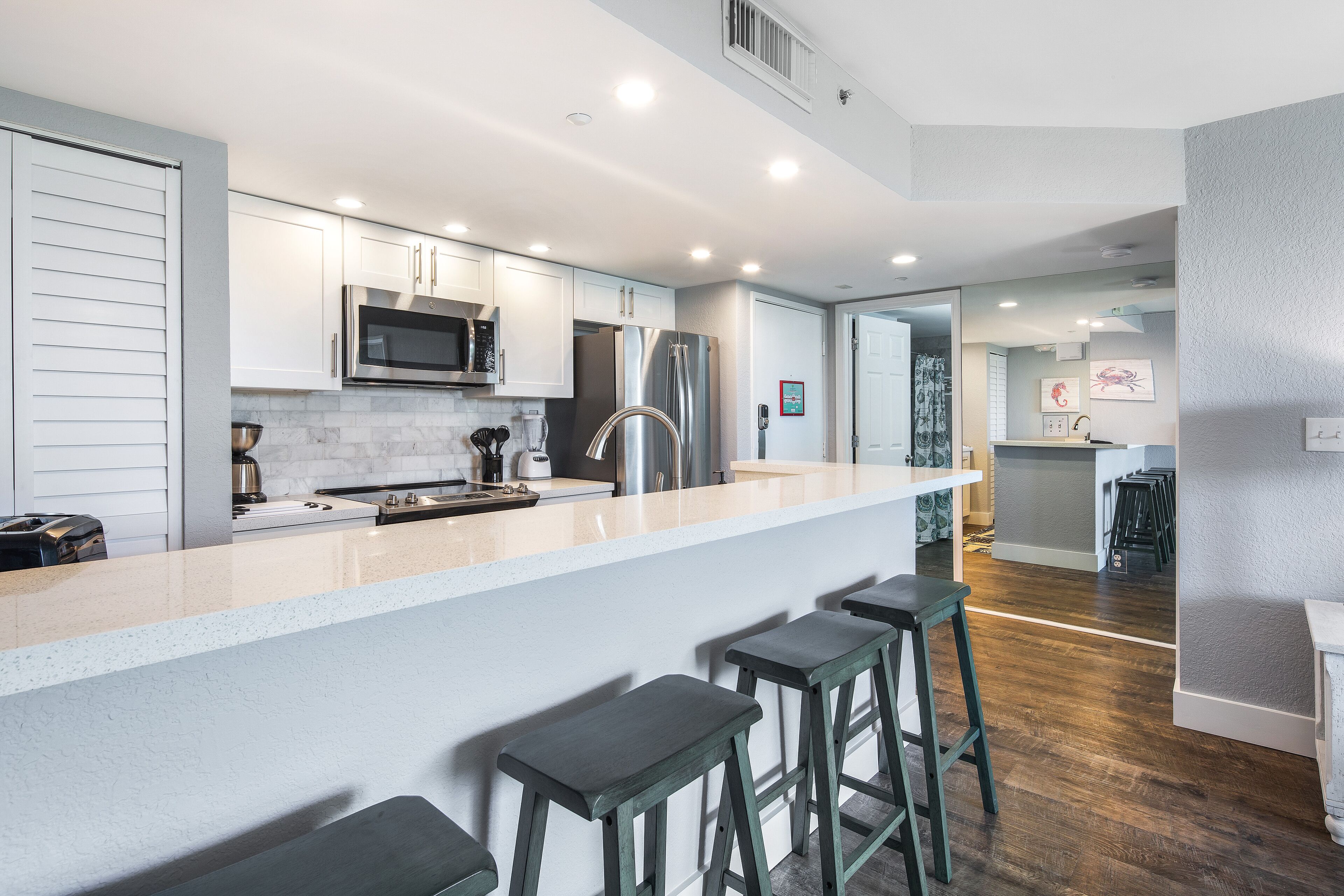 Réfrigérateur, micro-ondes, four, plaque de cuisson