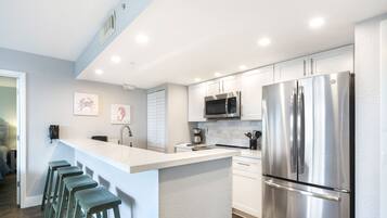 Frigorifero, microonde, forno, piano cottura