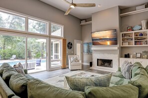 Smart TV y chimenea 