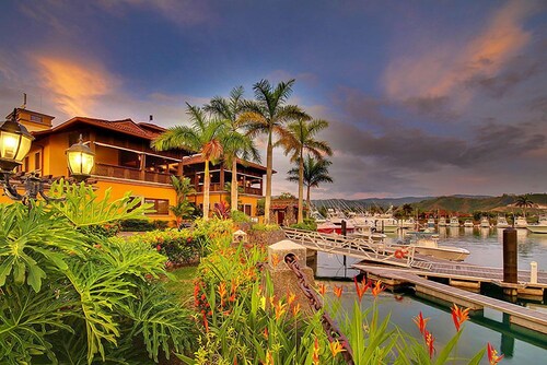 Magical Family Vacation Home w/ Amazing Sunset View, close to Amenities.