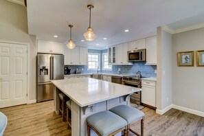 Fridge, microwave, oven, stovetop - 227 Evian - Beautiful Villa 2 bedroom, 2 bath in Shipyard Plantation. (Hilton Head Island)