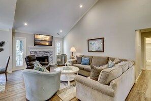 Smart TV, DVD player - 227 Evian - Beautiful Villa 2 bedroom, 2 bath in Shipyard Plantation. (Hilton Head Island)