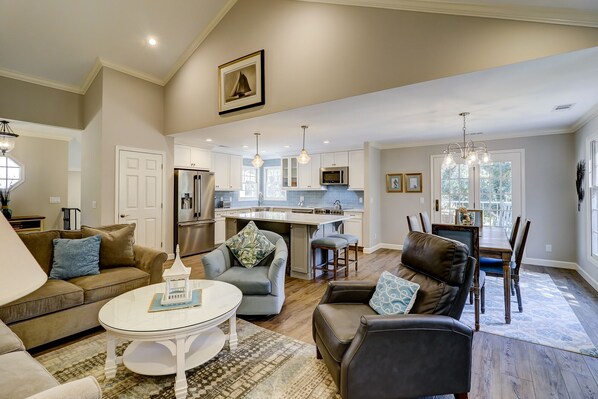 Smart TV, DVD player - 227 Evian - Beautiful Villa 2 bedroom, 2 bath in Shipyard Plantation. (Hilton Head Island)