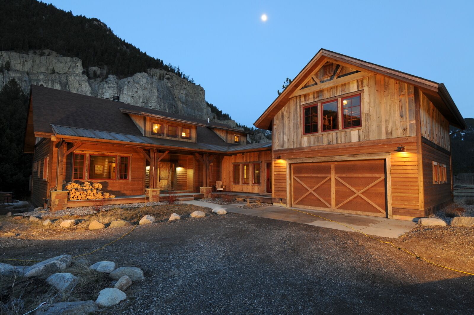 Crooked Canyon Lodge-Custom Log Home with direct access to the Gallatin River