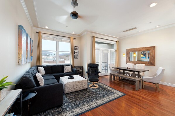 Televisión y chimenea 