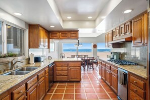 Frigorífic, microones, rentaplats i cafetera i tetera 