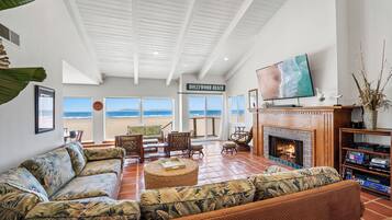 Fernseher, Kamin, DVD-Player